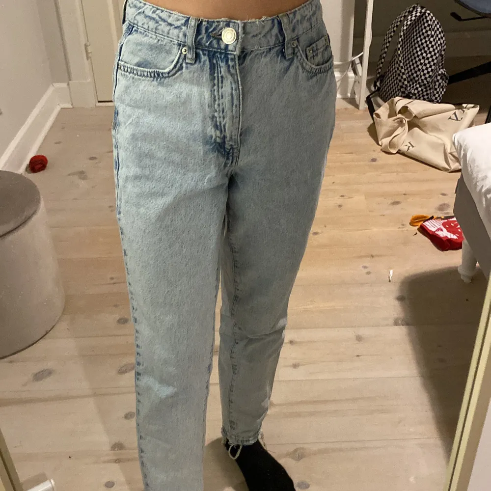 Säljer ett par jeans från Gina tricot i stolek 32, jag är 154 och de passar ganska bra på mig. Säljer pågrund av att jag inte använder dom, de är andvända ganska många gånger. ( vet ej vad original priser är) 💗pris kan diskuteras och köparen står för frakten💗. Jeans & Byxor.