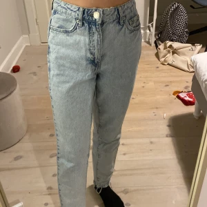 Jeans  - Säljer ett par jeans från Gina tricot i stolek 32, jag är 154 och de passar ganska bra på mig. Säljer pågrund av att jag inte använder dom, de är andvända ganska många gånger. ( vet ej vad original priser är) 💗pris kan diskuteras och köparen står för frakten💗