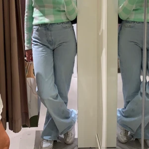 Jeans - Ljusblå jeans från zara. De är höga i midjan och är lite långa på mig som är 165. Byxorna är insydda lite vid benen så de inte är lika vida längre.