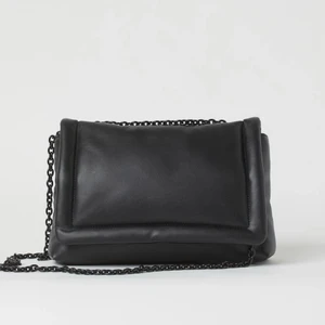 Väska från hm! - Säljer denna väska då jag inte får någon användning för den längre! 