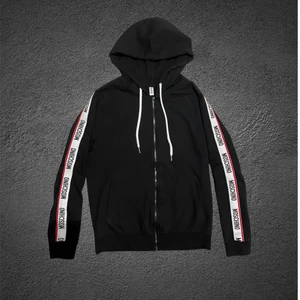 Moschino zip hoodie  - Moschino zip hoodie. Strl L passar också M skulle jag säga. Cond 8/10. Nypris är 2800 och är köpt på NK