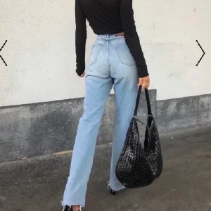 Nakd jeans - Säljer dessa fräscha rawcut jeans från na-kd!☺️ Jag är 167 cm och är perfekt längd lite över skorna🤠 Köpte dem för (500kr)                                             skriv privat för bilder på💕 200 + frakt *BUDA I KOMMENTARERNA* (priset kan diskuteras vid snabb affär!)
