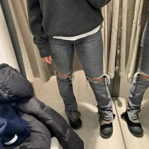 Zara jeans - Säljer mina gråa zara jeans då jag inte får användning av dom längre (lånad bild). Dom är klippta så skulle säga att dom passar en som är ungefär 160 