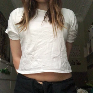 Vit tröja från Zara - Söt vit tröja från Zara! Har någon fläck på framsidan som knappt syns!  köparen står för frakten men möter annars upp på söder eller tc🌟