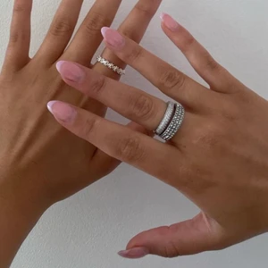 Ring  - Säljer min snygga ring som är köpt på sassy.access. Den är aldrig ”använd” utan har enbart testat den av och på!! 💖