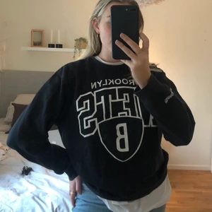 Vintage sweatshirt collegetröja - En svart vintage collagetröja med tryck, står strl L men skulle säga mer S/M