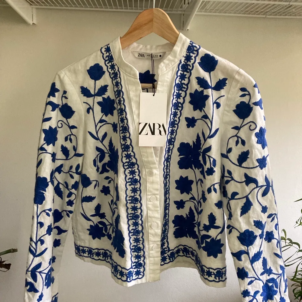 Hej! Säljer en oanvänd broderad zara blus/tunnare jacka. Blusar.