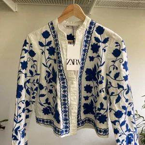 Zara jacka/blus  broderad xs (rymlig) - Hej! Säljer en oanvänd broderad zara blus/tunnare jacka