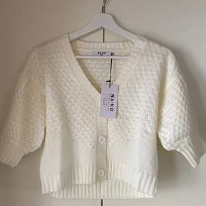 Kofta från nakd - Helt oanvänd kortärmad kofta från nakd med puffärmar. Nypris 349kr. Frakt tillkommer 66kr💜💜