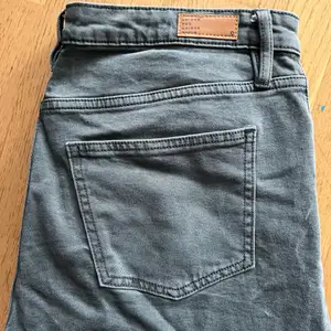 Jättefina gröna vida jeans från Cubus i strl. XL. I fint skick, modell: May, finns fler bilder på Cubus hemsida hur den ser ut på. 