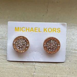 Michael kors örhängen  - Michael kors örhängen (oäkta) helt oanvänd. Guldfärgade med stenar på. 