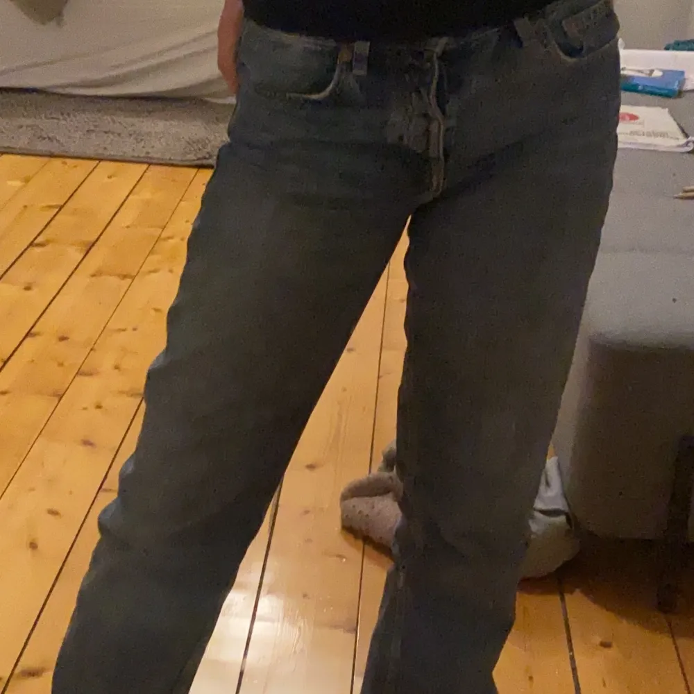 Säljer mina super fina mid rise jeans igen zara pga att dom ej kommer till andvändning längre. Butikspris 360! mitt pris 200!💕. Jeans & Byxor.