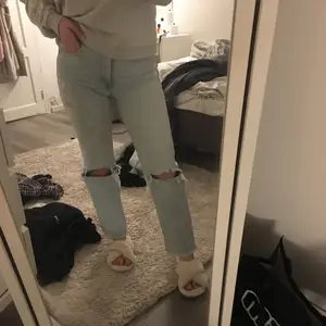 Ljusa jeans med hål på knät från H&M, storlek 38 men passar mig som har storlek 36😊