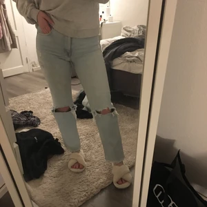 Jeans - Ljusa jeans med hål på knät från H&M, storlek 38 men passar mig som har storlek 36😊