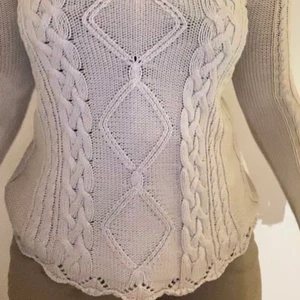 Beige/vit stickad tröja! - Jättefin stickad tröja med fina mönster och bra passform! 