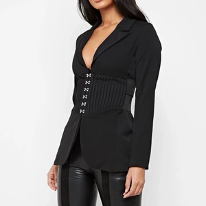 Blazer - En jättefin blazer med korsett från maniere de voir. Väldigt sparsamt använd då passformen inte riktigt var för mig. Den är i storlek 10 (40) men skulle säga att den passar 36-40 i och med korsetten. Nypriset var ca 850kr, och ja säljer den för 500kr (första bilden är lånad)