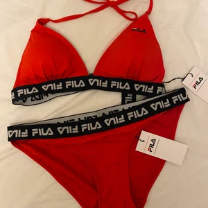 Bikini från FILA - Assnyggt bikini-set från FILA! Aldrig använt och lapparna kvar. Strl M men skulle nog passa någon med strl S också. Kontakta för mer info❤️ KOLLA GÄRNA IN MIN PROFIL FÖR ÄNNU MER BILLIGA KLÄDER!