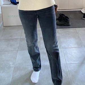 Gråa jeans från Monki  - Normal passform, är för tighta för mig och jag har normalt storlek 36/38. Dessa är i strl 26 vilket motsvarar 34/36 skulle jag säga.