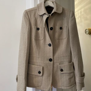 Burberry jacka  - Super bra skick knappt använd. Beige jacka/kavaj från burberry 