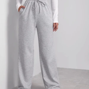 Shein  - Säljer dessa jätte fina o bekväma mjukisbyxor. Anledning till att jag säljer dom är för att dom inte kommer till användning. Dom är lite noppriga vid benen men inget man tänker på 