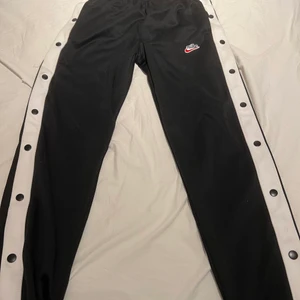 Nike byxor - Säljer mina svarta nike byxor knappt använda som bara legat och dammat i garderoben. Storlek S/M