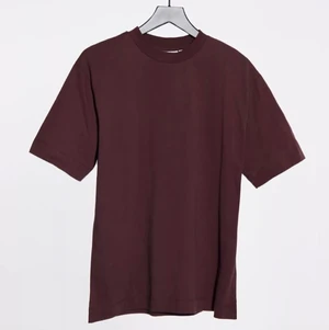 Brun T-shirt  - Brun t shirt i storlek XXS men i oversized modell så sitter mer som en M. Knappt använd så fortfarande som nyköpt. Bara att höra av sig vid frågor och funderingar!🥰