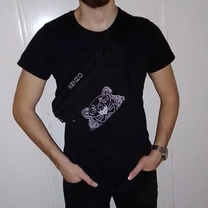 Kenzo magväska   - Säljer min Kenzo magväska från NK i Göteborg inköpt för 1900, den har tre fak, inga skador. Sååå bekväm och så smidig köpt från killavdelningen men fungerar för tjejer också💞💞