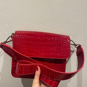 Röd hvisk väska - Trendig hviskväska i den gamla modellen. Nypris 750, mitt pris 300. Frakten ingår i priset ovan. Skriv om du vill ha mer info & bilder💜