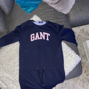 Gantklänning stl 170 - I stort sett oanvänd fin Gantklänning i stl 170. Snörning i midjan.