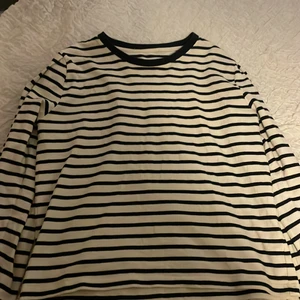 Snygg randig tröja från mango🖤🤍 - Randig tröja från mango i storlek m, skulle dock säga att det motsvarar s/m. Ordinariepris 250 kr💓