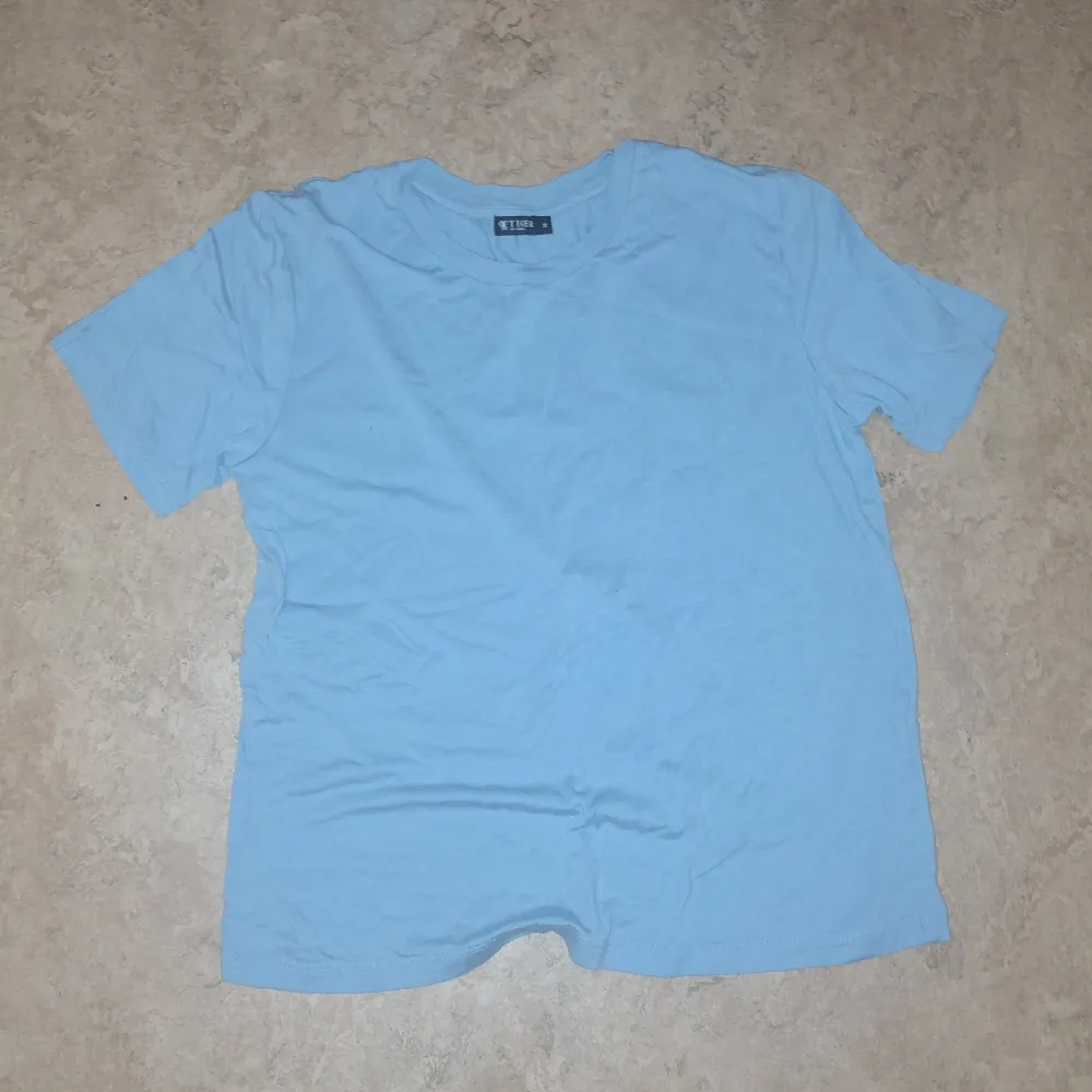 En vanlig ljusblå fin t-shirt ! Säljer eftersom den inte kommer till användning. Storlek M men passar som en S!. T-shirts.
