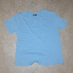En vanlig ljusblå fin t-shirt ! Säljer eftersom den inte kommer till användning. Storlek M men passar som en S!