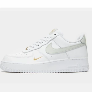 Nike skor  - Nike skor från JD sports, köpta för 1000kr och säljer för 450kr 💗 ( passar en 37 - 38 )