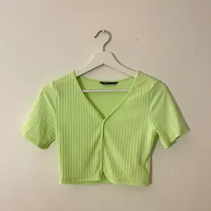Neon grön tröja från shein som innan var en öppen kofta med tvåknappar högst upp, men 🍒 syntes så sydde ihop den. 🤍