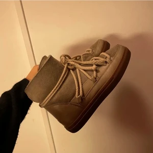 Inuikiis  - Säljer dessa inuikiis som jag köpte här på plick men är inte helt nöjd så väljer att sälja vidare. De är i begagnat skick men går fortfarande att använda. Skriv för fler bilder och tveka inte vid frågor!! 💕 Priset kan diskuteras