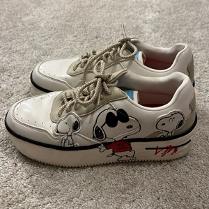 Bershka strl 37 - Super coola och gulliga Snoopy skor👟 De är höga och jätte sköna. Har använt en gång!  Frakt står på köparen 😊