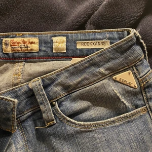 Replay jeans - Säljer dessa replay jeans eftersom de tyvärr är för stora i midjan på mig. Dem har jätte fina detaljer och slitningar💗lägsta pris 500. Är köpta för ca 1500kr. Gratis leverans.
