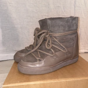 Inuikii skor - Säljer ett par inuikii skor med utagbar kilklack, väldigt fint skick i storlek 40 men sitter ingefär som en 39:a. Nypris 2800kr säljer för 1050