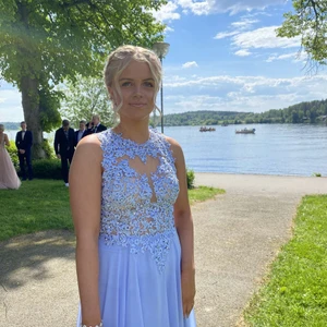 Balklänning  - Säljer min balklänning som jag hade på min studentbal. Jag är 165cm och har small på kläder. Det hör till ilägg så man slipper ha bh.