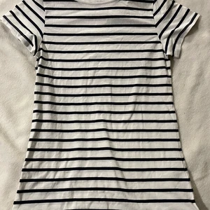Randig t-shirt - En vit och marinblå randig t-shirt från kappahl. Aldrig använd, prislappen kvar. Köpt för 99kr säljer för 40kr! 💕