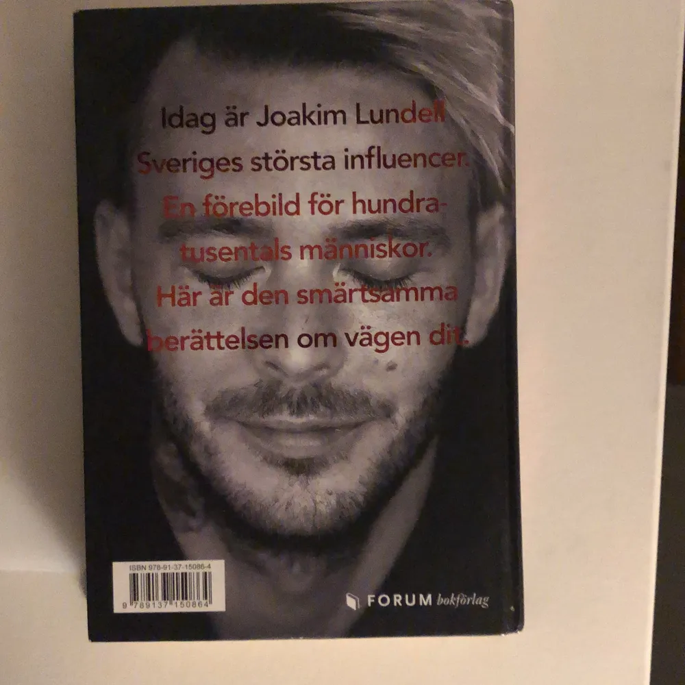 En spännande bok för dig som har koll på Joakim Lundell eller bara intresserad av en sjuk historia hur man kan resa sig från botten⭐️⭐️⭐️⭐️⭐️. Övrigt.