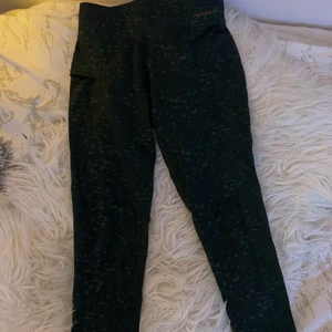 Träningsbyxor med ficka - Aldrig använda. Bra kvalite och material