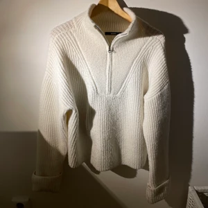 Stickad tröja med krage  - Säljer denna populära och slutsålda tröja från bikbok. Strl M och jätteskön, inte stickig. Den är använd, men ändå fint skick. Hör av er ifall ni vill ha fler bilder ❤️ kan frakta men köparen står för kostnaden (66kr spårbar frakt med postnord)😊🚚