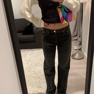 Jeans zara - Säljer ett par sjukt snygga raka jeans från zara. Strl 40 men passar mig som vanligtvis har 36. Raka och långa, väldigt populära! Buda 🌷