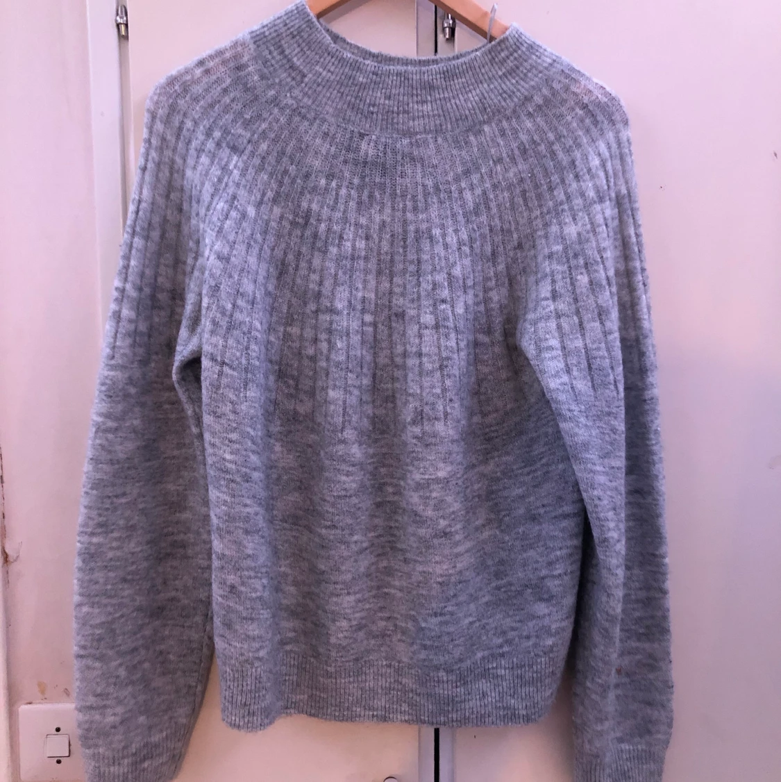 Grå stickad tröja  - 90