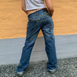 Dolce gabbana jeans - Världen coolaste jeans!! De är köpta vintage från Dolce&Gabbana🤩🤩 modellen är 176 och bär oftast M. Midjemått: ca 90cm. De är i väldigt bra skick bortsett från att de är nertrampade, tyvärr, men de är långa och det går att sy upp! 