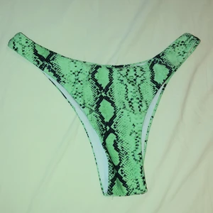 Grön bikiniunderdel - Grön bikiniunderdel från Shein i strl S, helt oanvänd pga fel storlek 