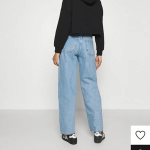 Rail weekday-jeans  - Säljer ett par weekday jeans som tyvärr både blivit för korta och för tighta för mig. Modellen är i Rail, och färgen Pen Blue.🥰🥰 Jeansen har inte blivit särkilt mycket använda och är i fint skick! 