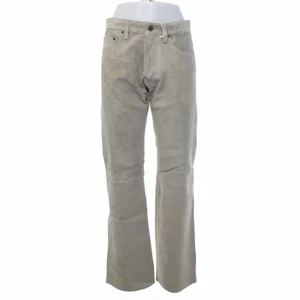 Vintage mocka byxor - Skiiitsnygga vintage beiga brallor med mocka liknande material. I storlek xs man men sitter perfekt på mig som brukar vara s/m. Är i bootcut modell och passar till precis allt!