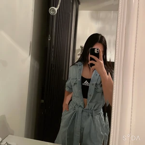 Denim jumpsuit från Gina Tricot - En jätte cool men också söt denim jumpsuit short från Gina. Den är i super bra skick eftersom jag inte har använt den mer än 1 gång. Om ni vill ha exakt samma outfits som jag hade på bilden är det bara att skriva så kan jag skicka med toppen också. (Köparen står för frakten) 